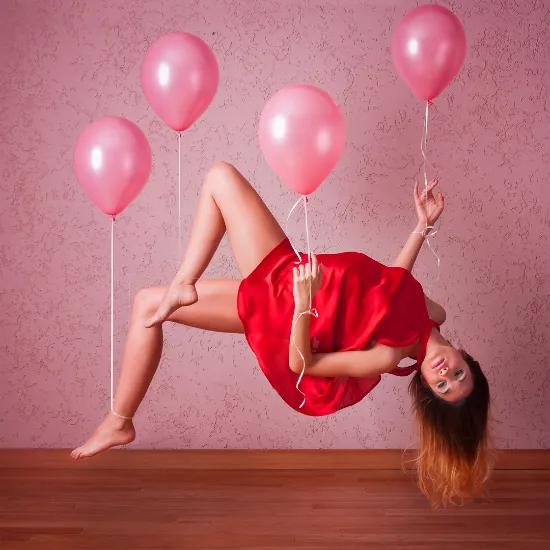 Fotomontaje de modelo flotando con globos