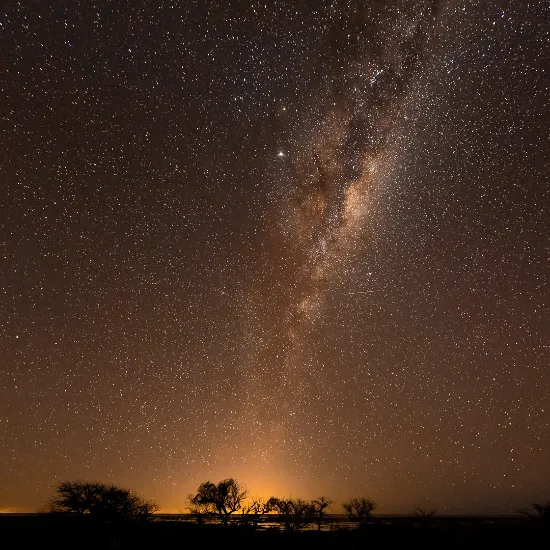 Paisaje nocturno con la Vía Láctea en el cielo